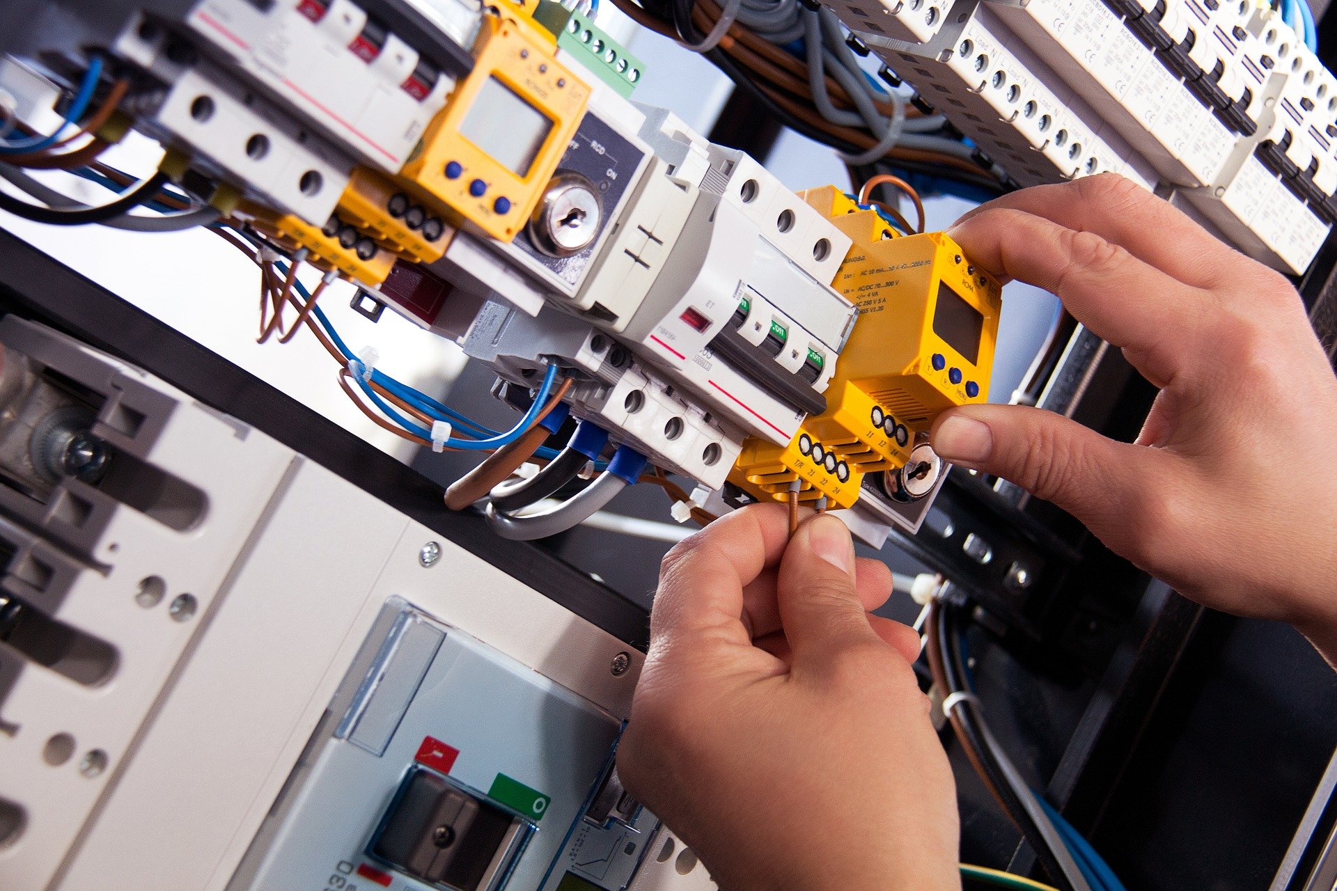 Das Factoringinstitut bietet Factoring für Handwerksbetriebe - Elektriker an
